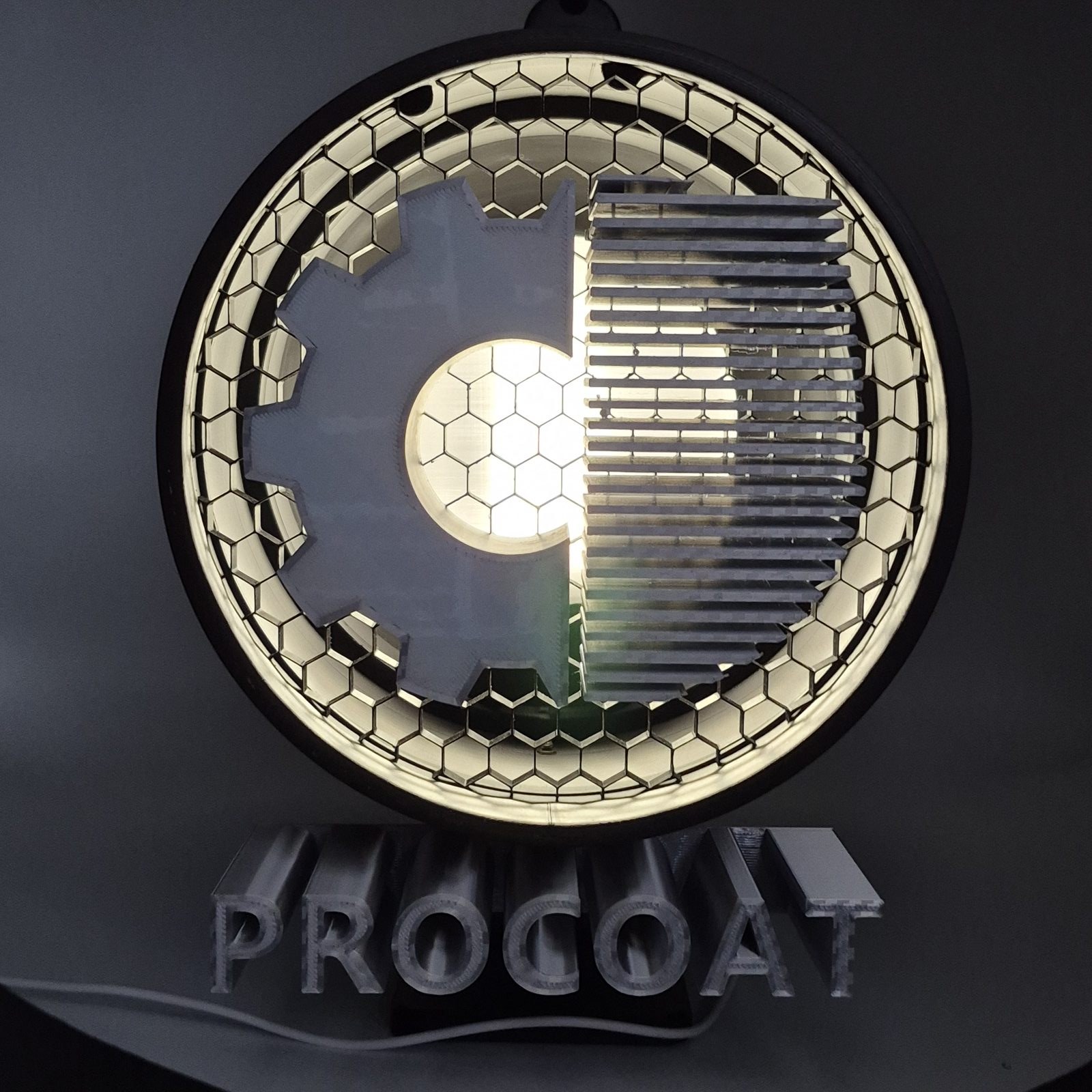 Enseigne PROCOAT allumée, logo engrenage rétroéclairé